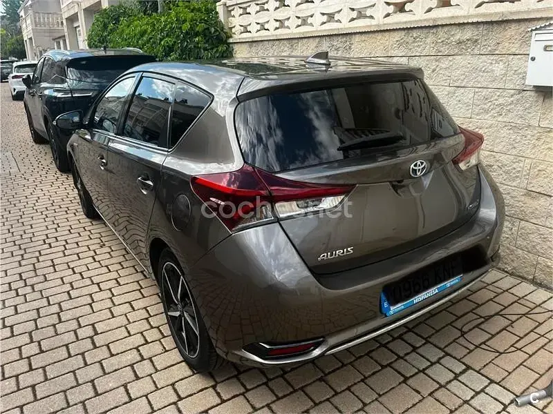 Usado Toyota Auris Hybrid Edition 136 CV (100 kW) 2018 Gris / plata Berlina