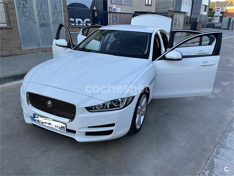 Usado Jaguar XE 180 CV (132 kW) 2015 Blanco Berlina