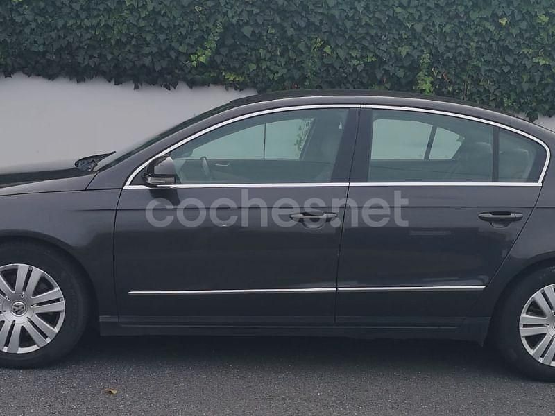 Usado VW Passat Highline 140 CV (102 kW) 2007 Negro Berlina