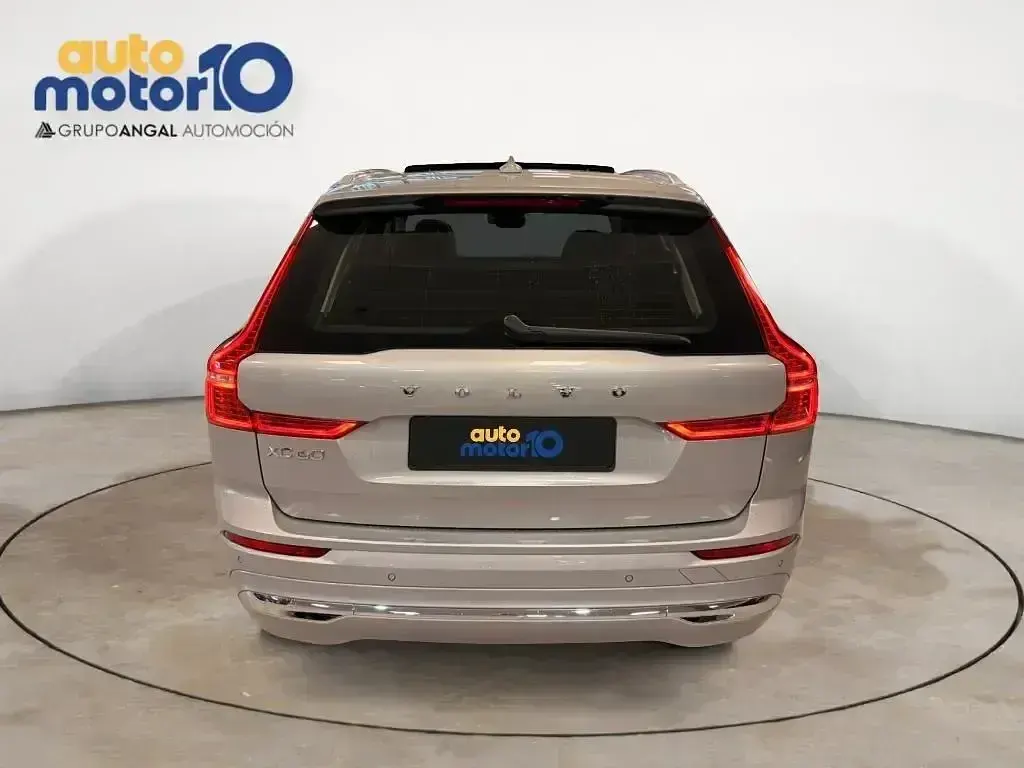 Usado Volvo XC60 Plus 350 CV (257 kW) 2022 Gris / plata SUV