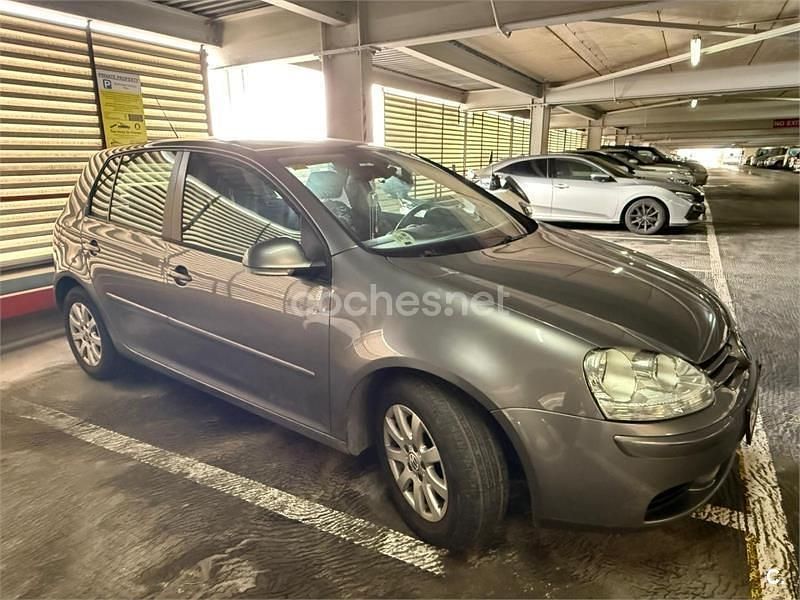 Usado VW Golf IV Highline 140 CV (102 kW) 2005 Gris / plata Berlina