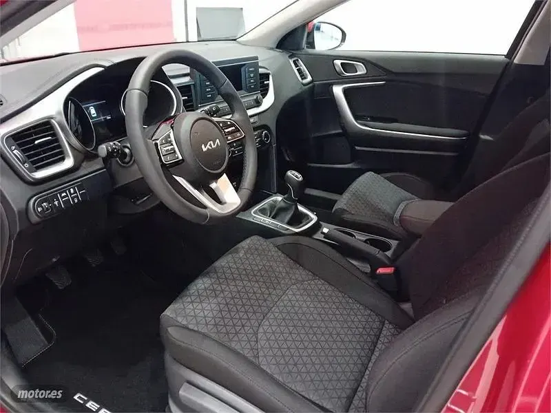Usado Kia Ceed 120 CV (88 kW) 2024 Rojo Utilitario