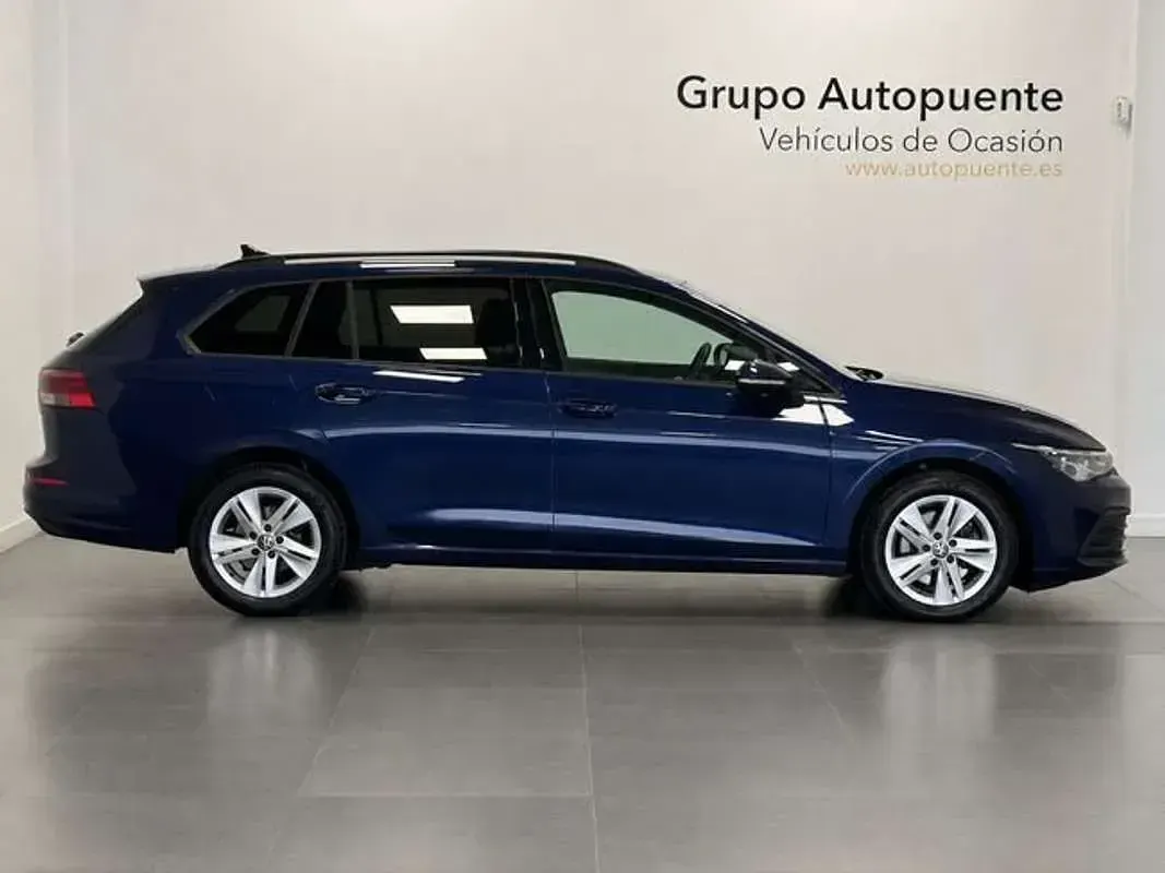 Usado VW Golf VIII Life 116 CV (85 kW) 2022 Azul Familiar