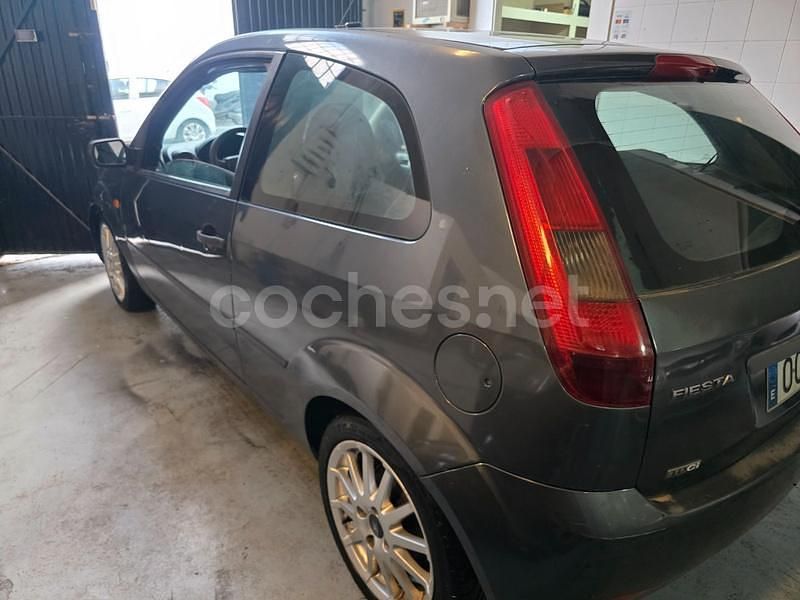 Usado Ford Fiesta Sport 90 CV (66 kW) 2005 Gris / plata Coupe