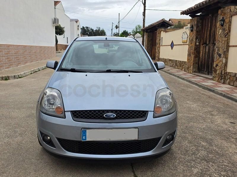 Usado Ford Fiesta 90 CV (66 kW) 2007 Azul Utilitario
