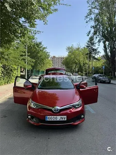 Usado Toyota Auris Hybrid 136 CV (100 kW) 2016 Rojo Berlina