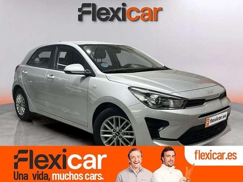 Gris Usado 2022 Kia Rio Utilitario | 12.390 € (Precio justo) - Imagen 1/4