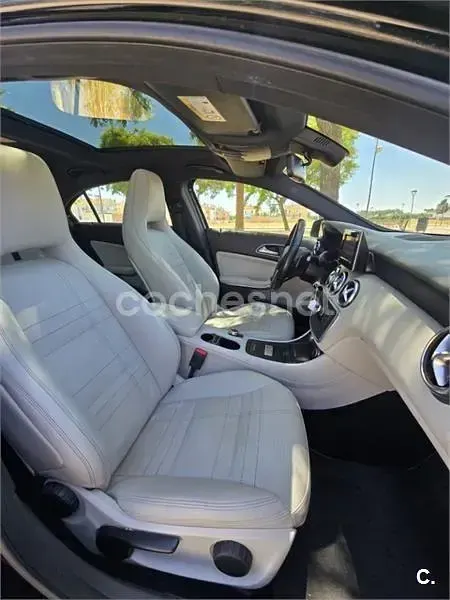 Usado Mercedes A180 AMG line 109 CV (80 kW) 2014 Negro Utilitario