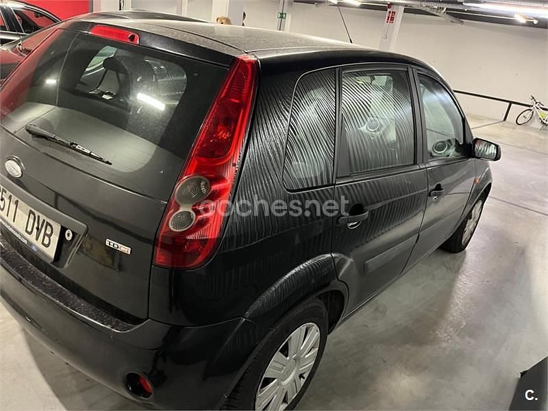 Usado Ford Fiesta Trend 68 CV (50 kW) 2005 Negro Utilitario