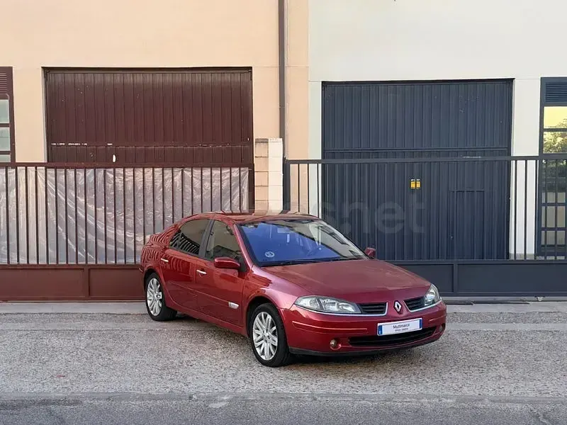 Usado Renault Laguna III Dynamique 150 CV (110 kW) 2007 Granate Berlina