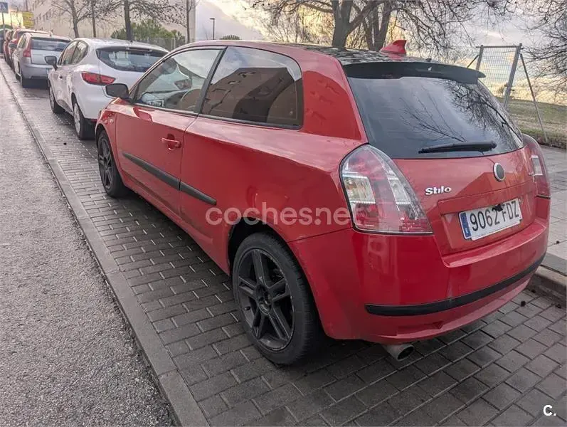 Usado Fiat Stilo Feel 95 CV (69 kW) 2006 Rojo Berlina