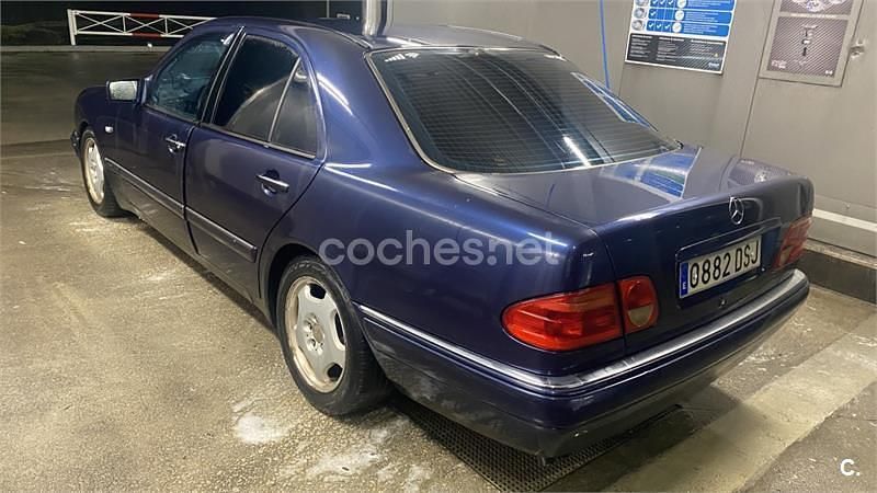 Usado Mercedes E300 Avantgarde 177 CV (130 kW) 1997 Azul Berlina