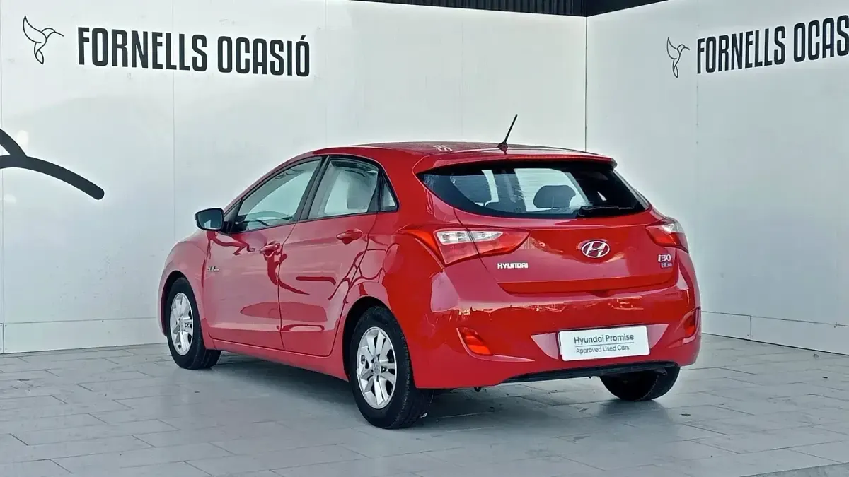 Usado Hyundai i30 135 CV (99 kW) 2015 Rojo
