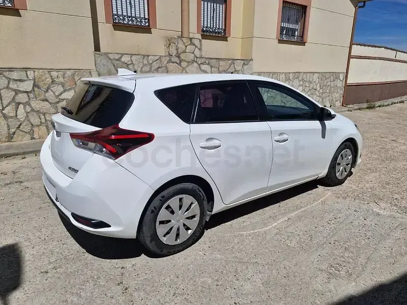 Usado Toyota Auris Active 90 CV (66 kW) 2015 Blanco Berlina