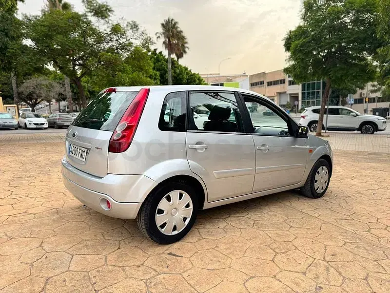 Usado Ford Fiesta Ghia 68 CV (50 kW) 2007 Gris / plata Utilitario