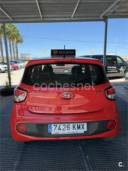 Usado Hyundai i10 GO! 66 CV (48 kW) 2018 Rojo Utilitario