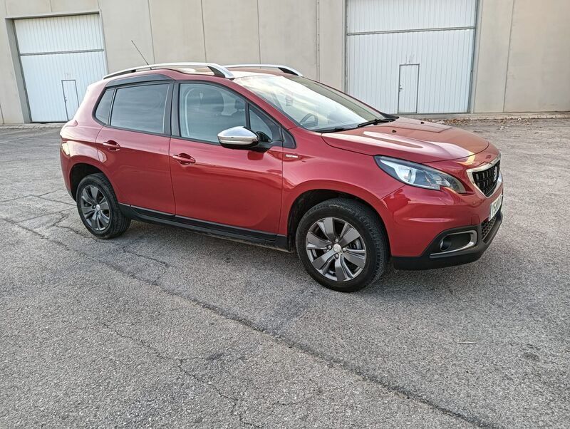 Usado Peugeot 2008 Allure 120 CV (88 kW) 2018 Rojo SUV