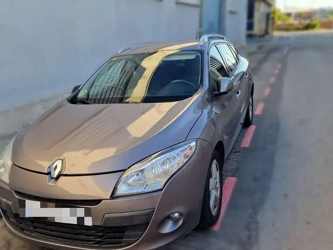 Usado Renault Mégane III Dynamique 106 CV (77 kW) 2010 Gris Utilitario