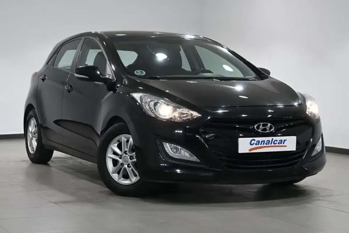 Usado Hyundai i30 90 CV (66 kW) 2013 Negro Utilitario