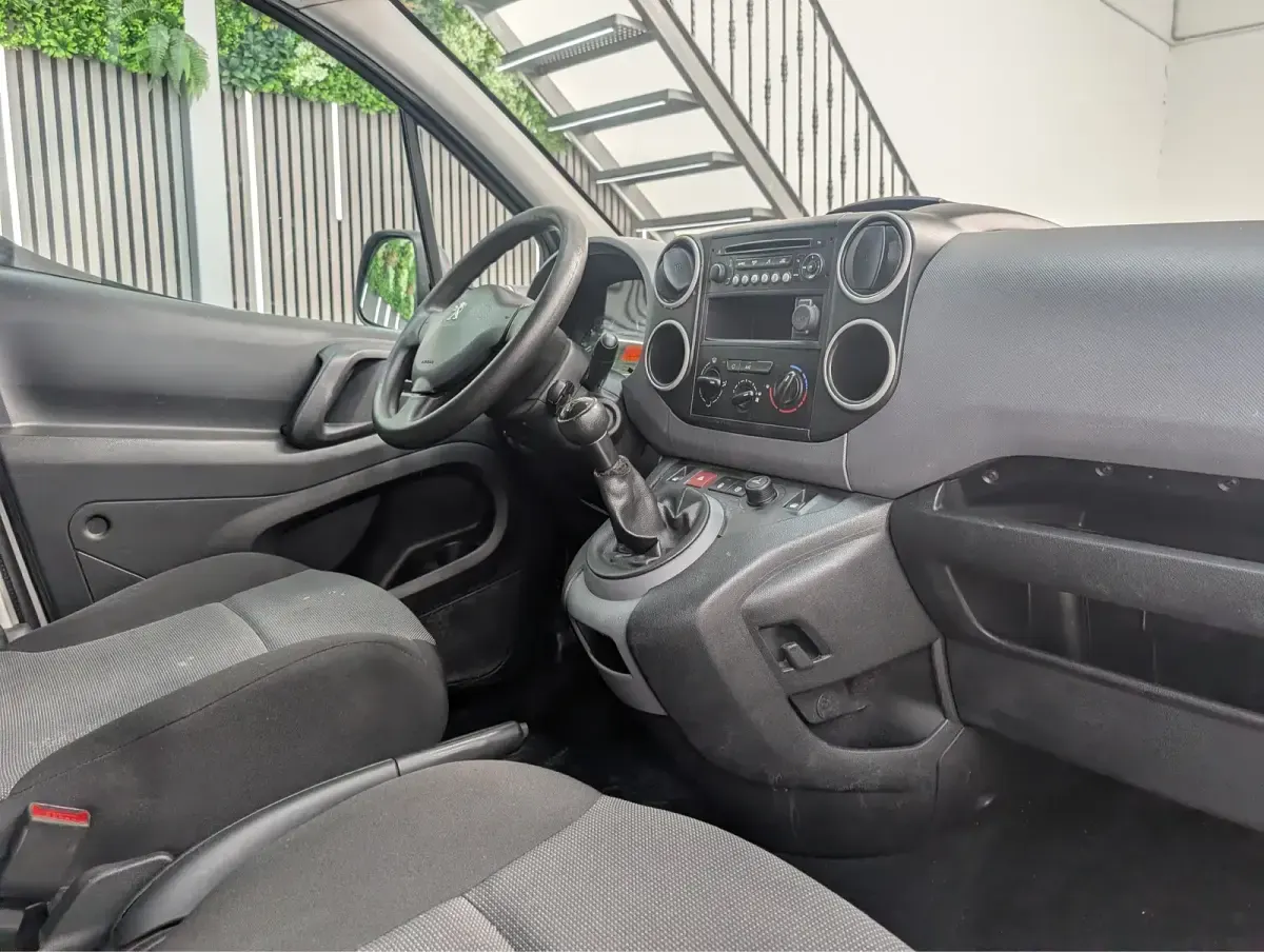 Usado Peugeot Partner 99 CV (72 kW) 2019 Blanco Monovolumen