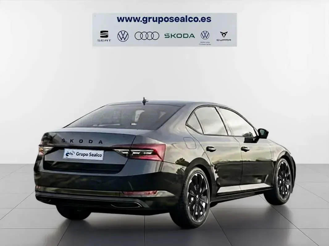 Usado Skoda Superb SportLine 150 CV (110 kW) 2022 Gris Berlina