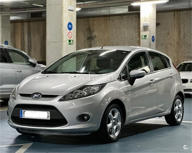 Gris / plata Usado 2009 Ford Fiesta Trend Berlina | 3790 € (Precio justo) - Imagen 1/4