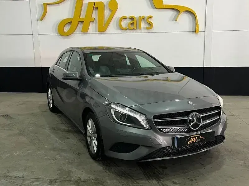 Usado Mercedes A180 Urban 109 CV (80 kW) 2015 Gris / plata Utilitario