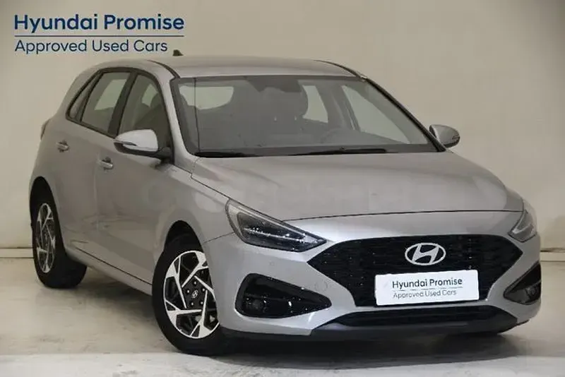 Usado Hyundai i30 100 CV (73 kW) 2025 Gris / plata Berlina