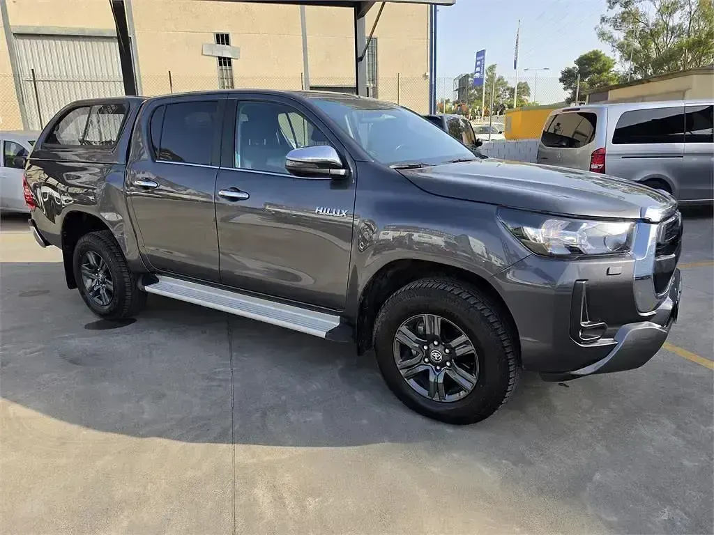 Usado Toyota HiLux 204 CV (150 kW) 2024 Gris Pickup/Camioneta