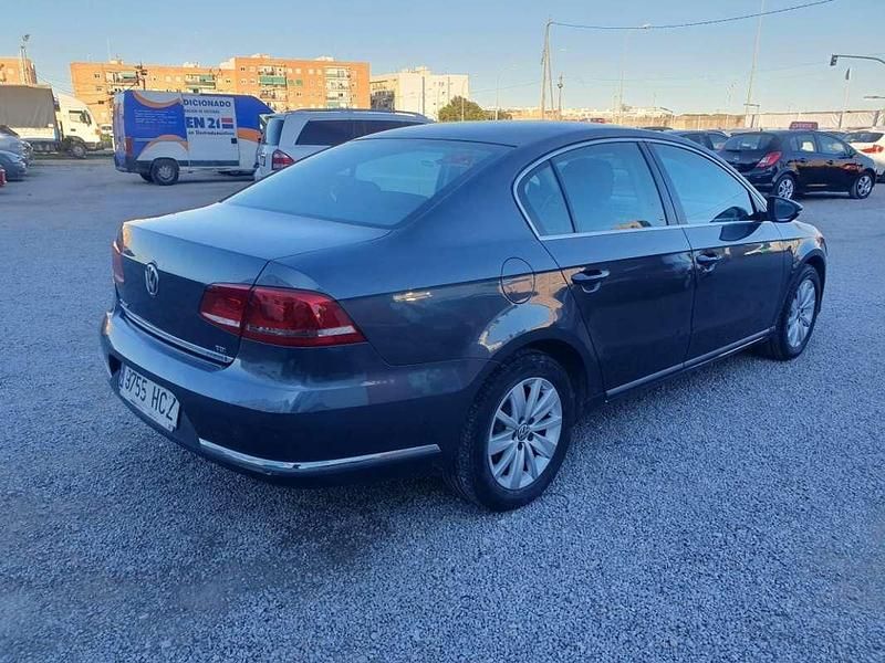 Usado VW Passat 105 CV (77 kW) 2011 Gris Berlina