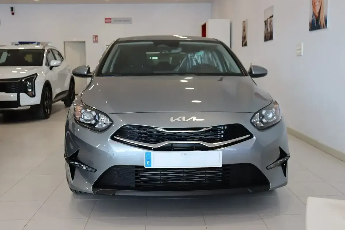 Usado Kia Ceed 100 CV (73 kW) 2025 Lunar silver Utilitario