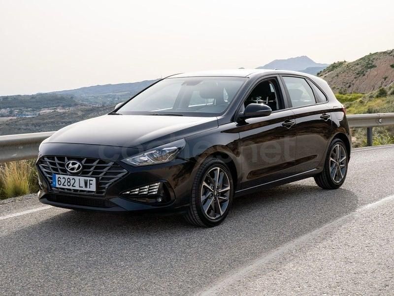 Usado Hyundai i30 110 CV (80 kW) 2022 Negro Berlina