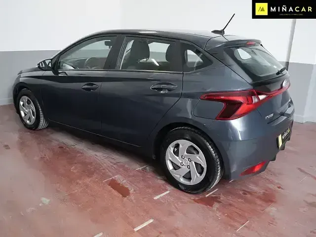 Usado Hyundai i20 101 CV (74 kW) 2022 Gris Berlina