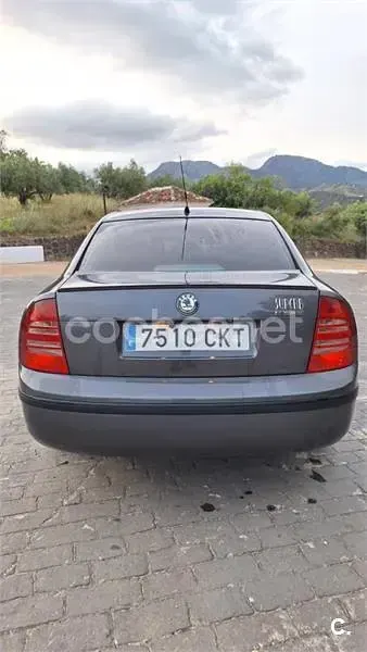 Usado Skoda Superb Comfort 130 HP (95 kW) 2003 Cinzento Sedan
