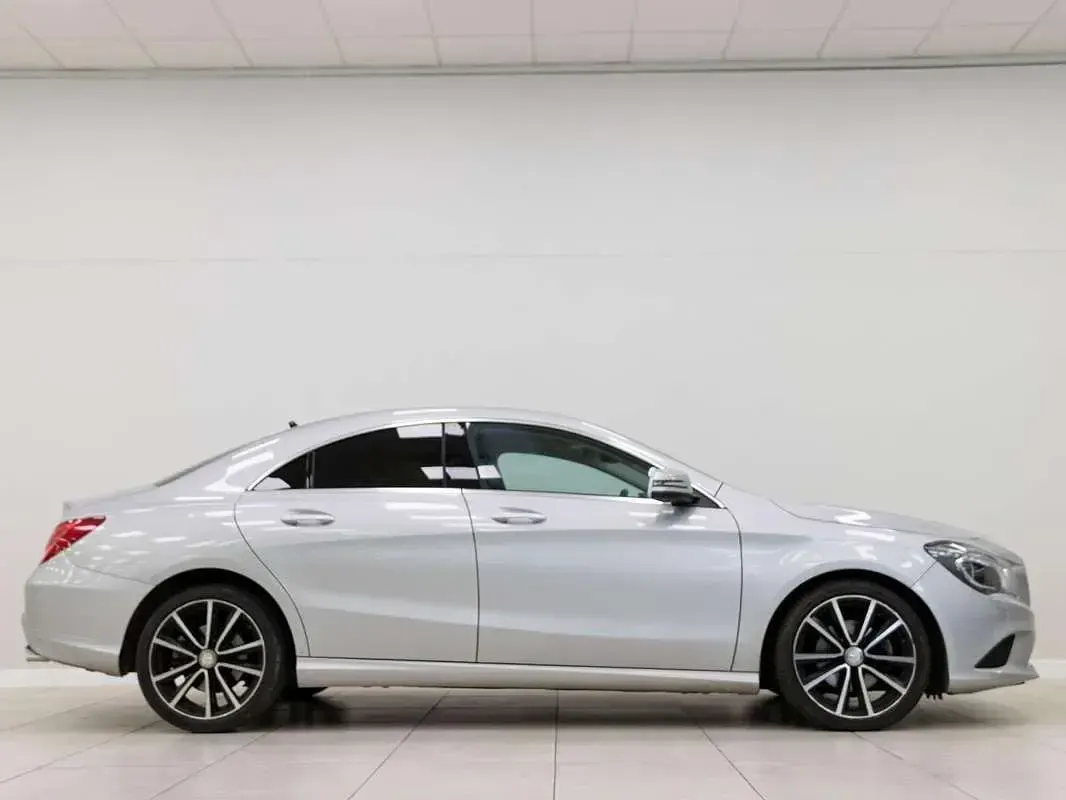 Usado Mercedes CLA200 136 CV (100 kW) 2016 Plateado Berlina