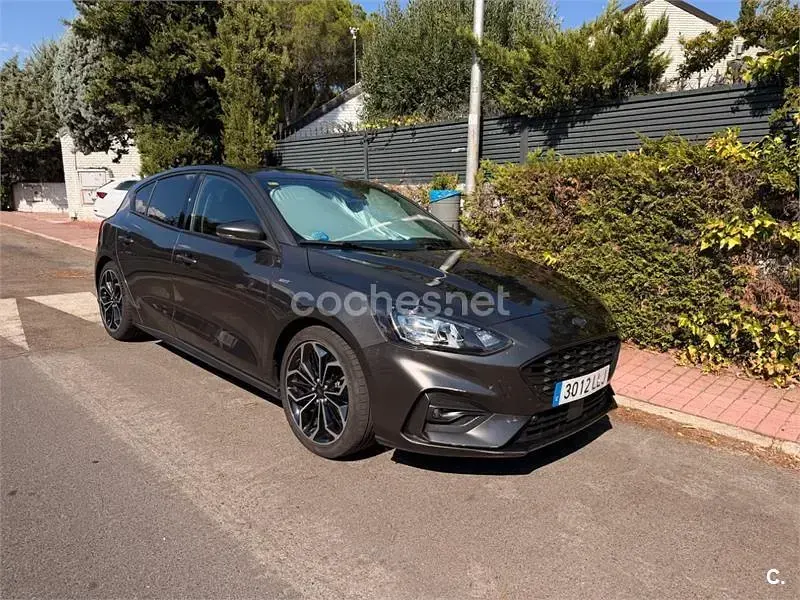 Usado Ford Focus ST-Line 125 CV (91 kW) 2020 Gris / plata Berlina