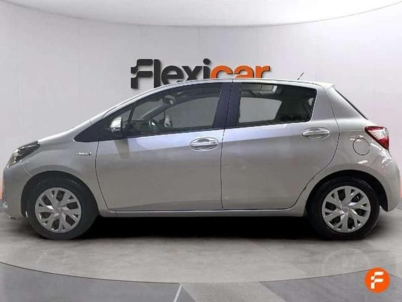 Usado Toyota Yaris Hybrid Active 100 CV (73 kW) 2019 Gris Utilitario