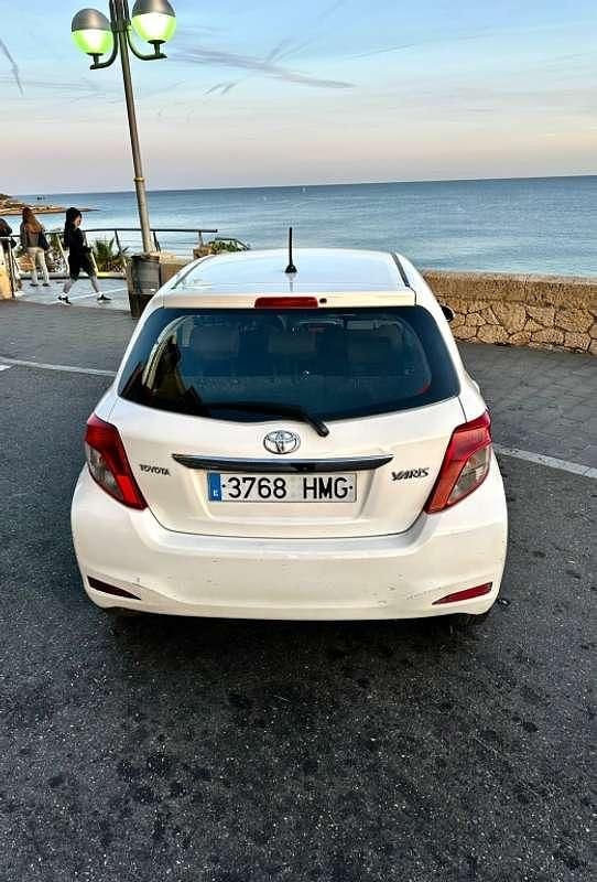 Usado Toyota Yaris Live 69 CV (50 kW) 2012 Blanco Utilitario