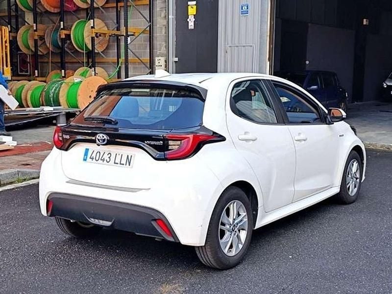 Usado Toyota Yaris Hybrid Active 99 CV (72 kW) 2020 Blanco Utilitario