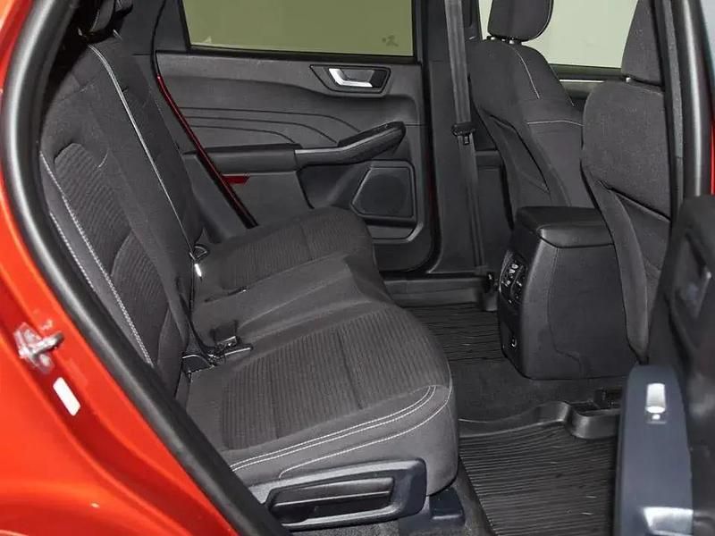 Usado Ford Kuga Titanium 225 HP (165 kW) 2022 Vermelho SUV