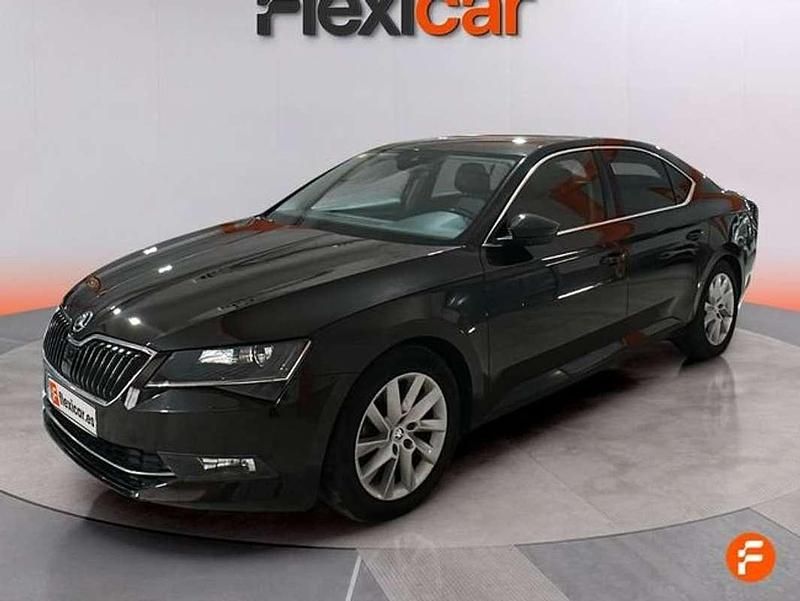 Usado Skoda Superb Style 150 CV (110 kW) 2018 Negro Berlina