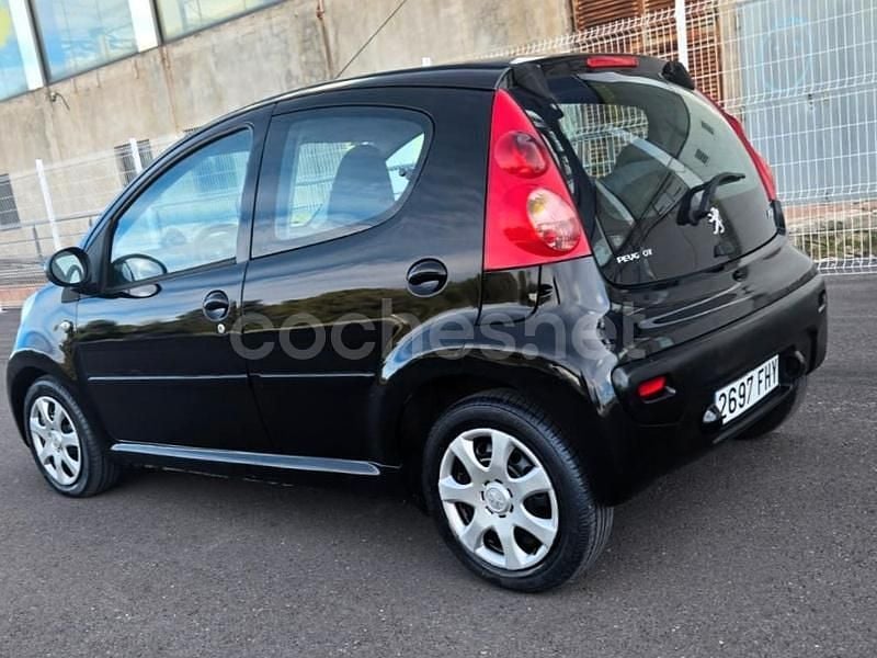 Usado Peugeot 107 54 CV (39 kW) 2008 Negro Utilitario
