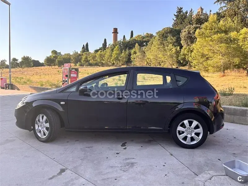 Usado Seat Leon Stylance 105 CV (77 kW) 2008 Negro Utilitario