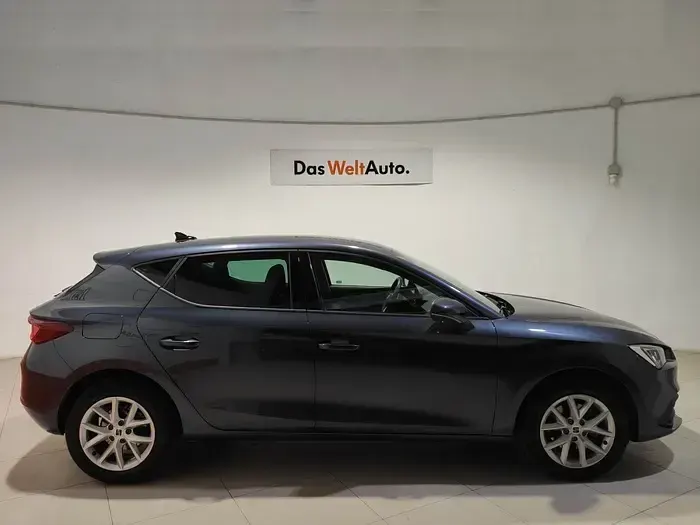 Usado Seat Leon Style 150 CV (110 kW) 2024 Gris / plata Berlina