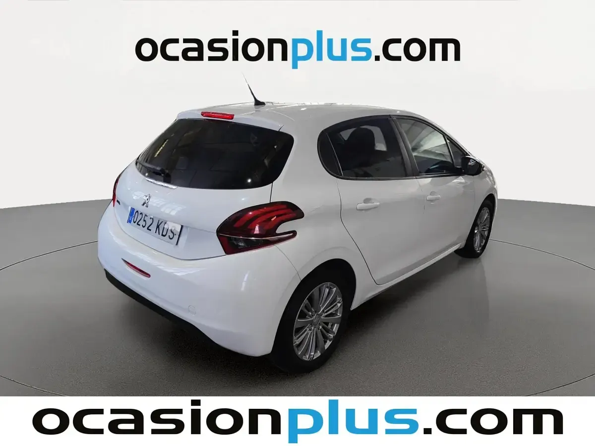 Usado Peugeot 208 Style 82 CV (60 kW) 2017 Blanco Utilitario