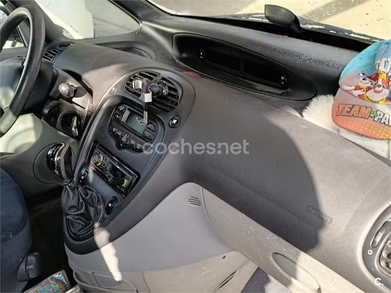 Usado Citroën Xsara Picasso 95 CV (69 kW) 2005 Gris / plata Monovolumen