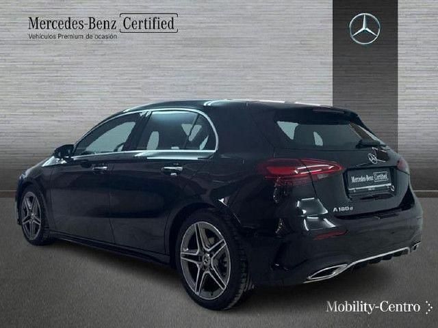 Usado Mercedes A180 AMG line 116 CV (85 kW) 2024 Negro noche Utilitario