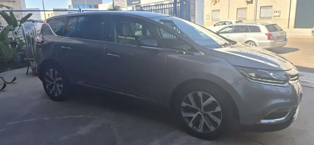 Usado Renault Espace Zen 160 CV (117 kW) 2015 Gris Monovolumen
