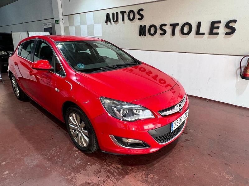 Usado Opel Astra Excellence 110 CV (80 kW) 2014 Rojo