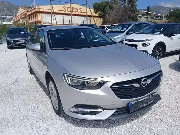 Usado Opel Insignia Selective 136 CV (100 kW) 2017 Gris Berlina
